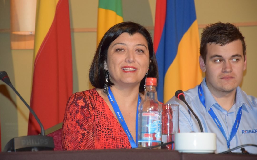 Carla Tapia, alumna egresada del Magíster en Ingeniería  de la Energía de la Pontificia Universidad Católica de Chile (MIE –  UC); expone en el “XIII Congreso de Concentraductos,  Mineroductos, Relaveductos y Acueductos”
