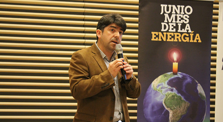 Iván Zambrano, graduado del Magíster en Ingeniería de la Energía expone en Seminario “Combustibles y otras fuentes de Energía” en la X versión del Mes de la Energía.