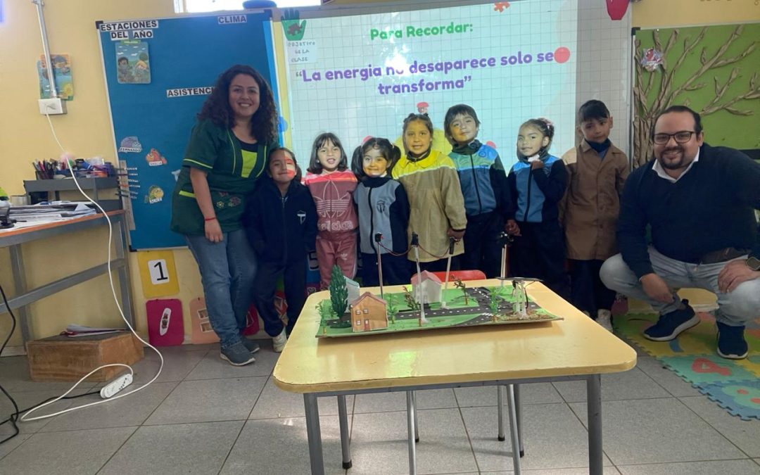 Niños y niñas de la Escuela Eleuterio Ramirez recibieron buena energía